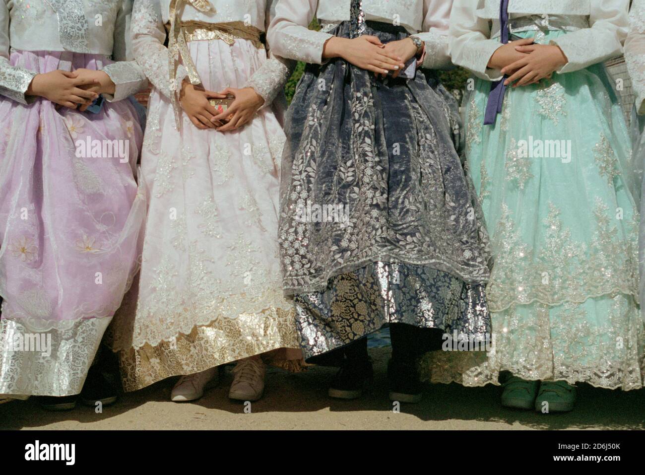 Taille-Down-Ansicht der jungen Frauen tragen Hanbok Kleider und Turnschuhe, Gyeongbokgung Palast, Seoul, Südkorea Stockfoto