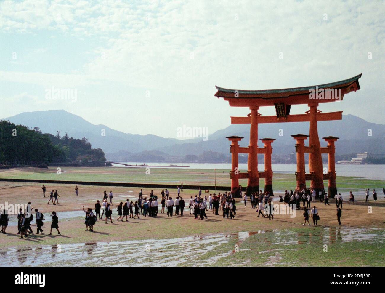 Gruppe von Menschen im Itsukushima-Schrein mit Tide Out, Miyajima Island, Japan Stockfoto
