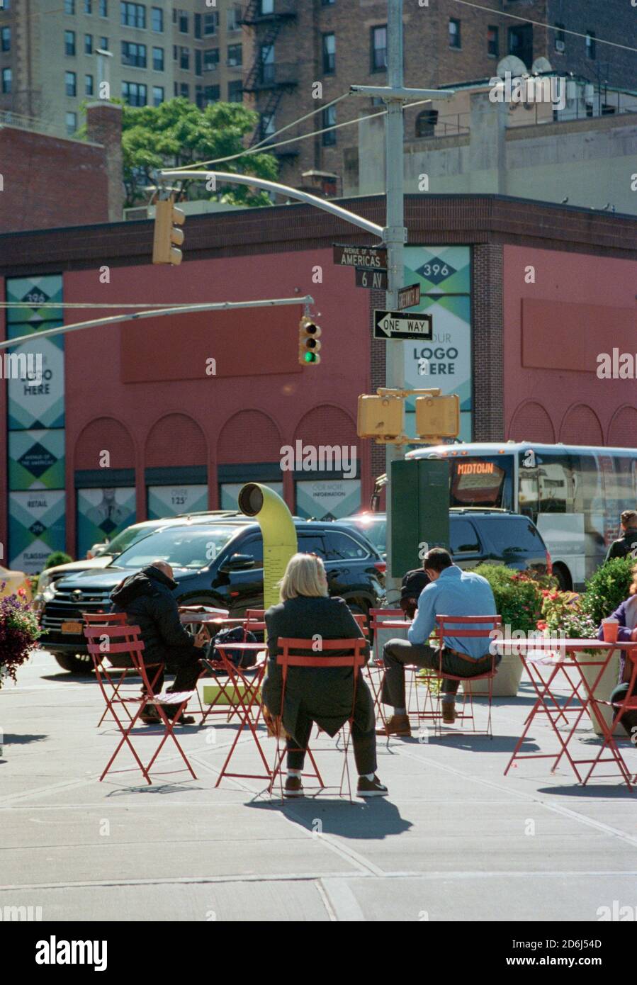 Personen, die auf Stühlen sitzen, Straßenszene, Sixth Avenue, Greenwich Village, New York City, New York, USA Stockfoto