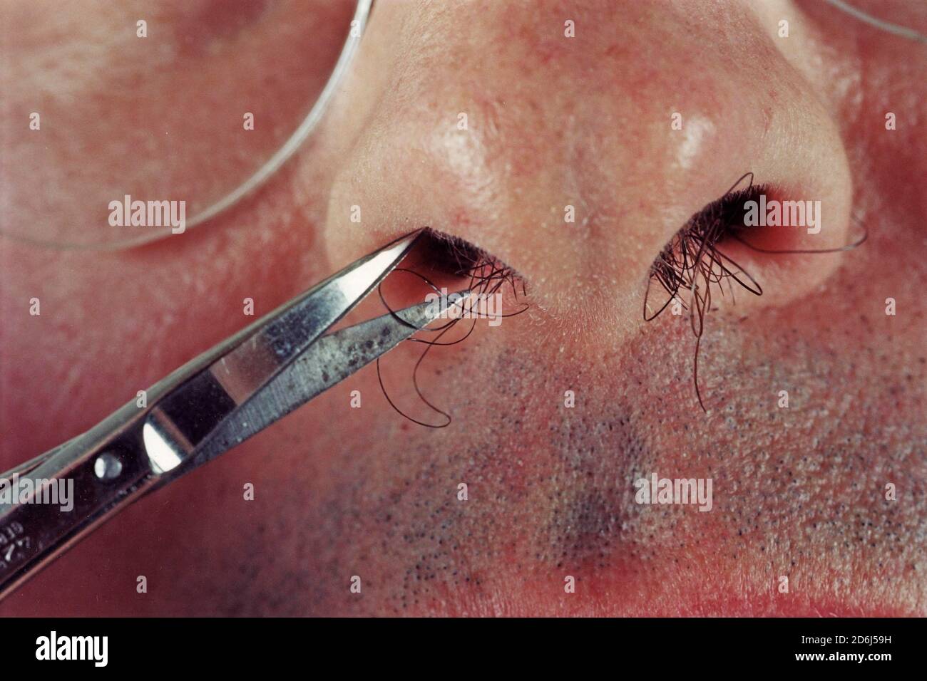 Körperpflege, Mann schneidet Nasenhaare mit Schere, Berlin, Deutschland Stockfoto Körperpflege, Mann schneidet Nasenhaare mit Schere, Berlin, Deutschland Stockfoto