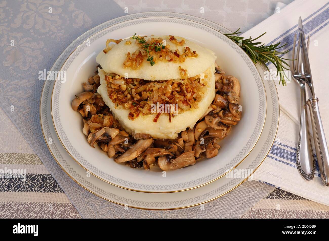 Schwäbische Küche, gedünstete Nudeln auf Pilzragout serviert auf einem Teller, Deutschland Stockfoto