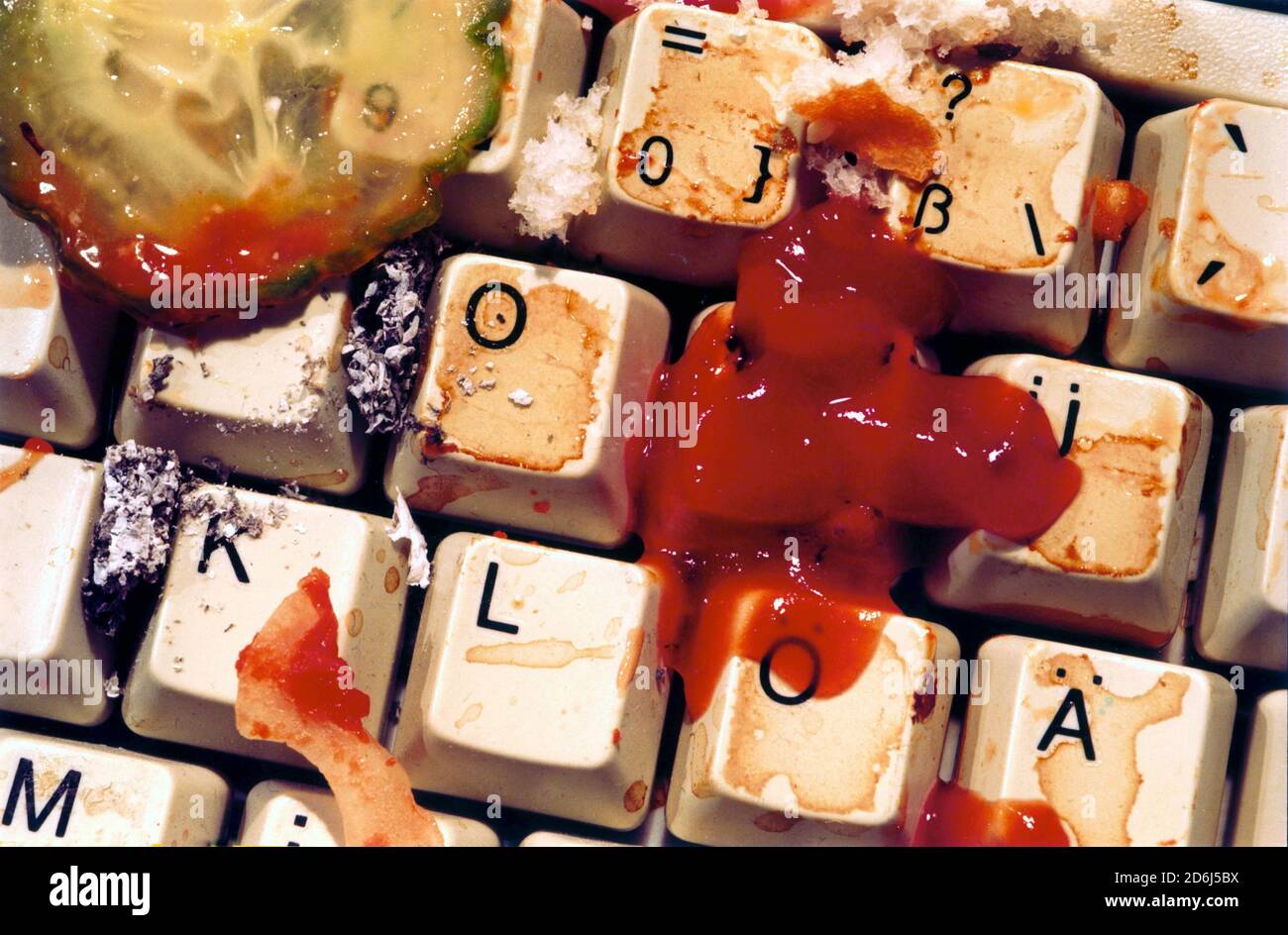 Reste und Asche auf der Tastatur, ekelhaft, Ketchup, Gurke, Berlin, Deutschland Stockfoto