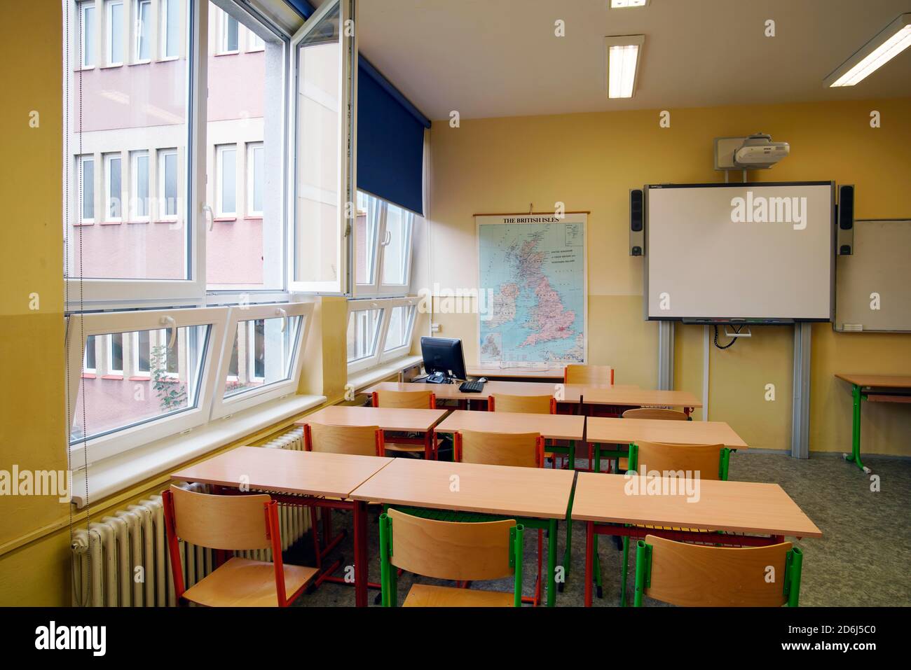 Lüftung, offene Fenster Klassenzimmer, Schule, Karlovy Vary, Tschechische Republik Stockfoto