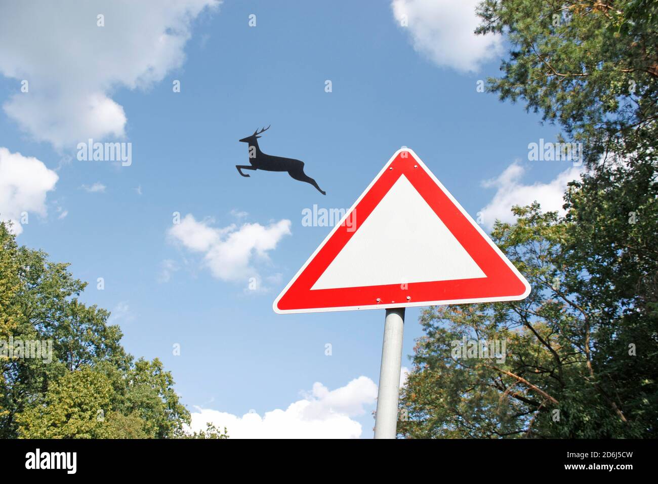 Hirsch springt aus dem Verkehrsschild, lustig, Freiheit, Montage, Lauda, Deutschland Stockfoto