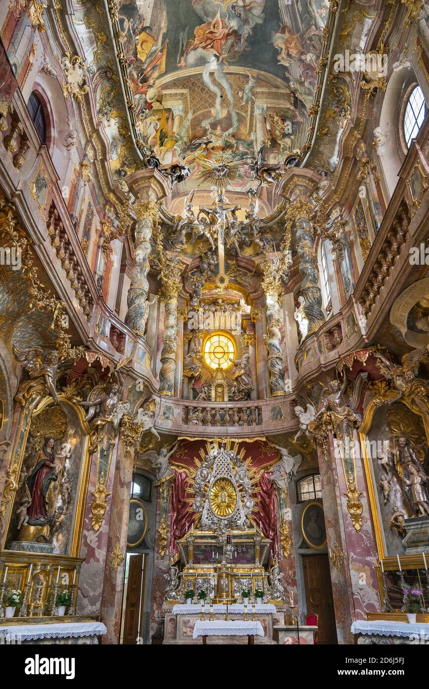 Altarraum mit Fresken und Ornamenten, spätbarocke St.-Johannes-Nepomuk-Kirche, Asam-Kirche, Sendlinger Straße, Altstadt, München, Obere Stockfoto