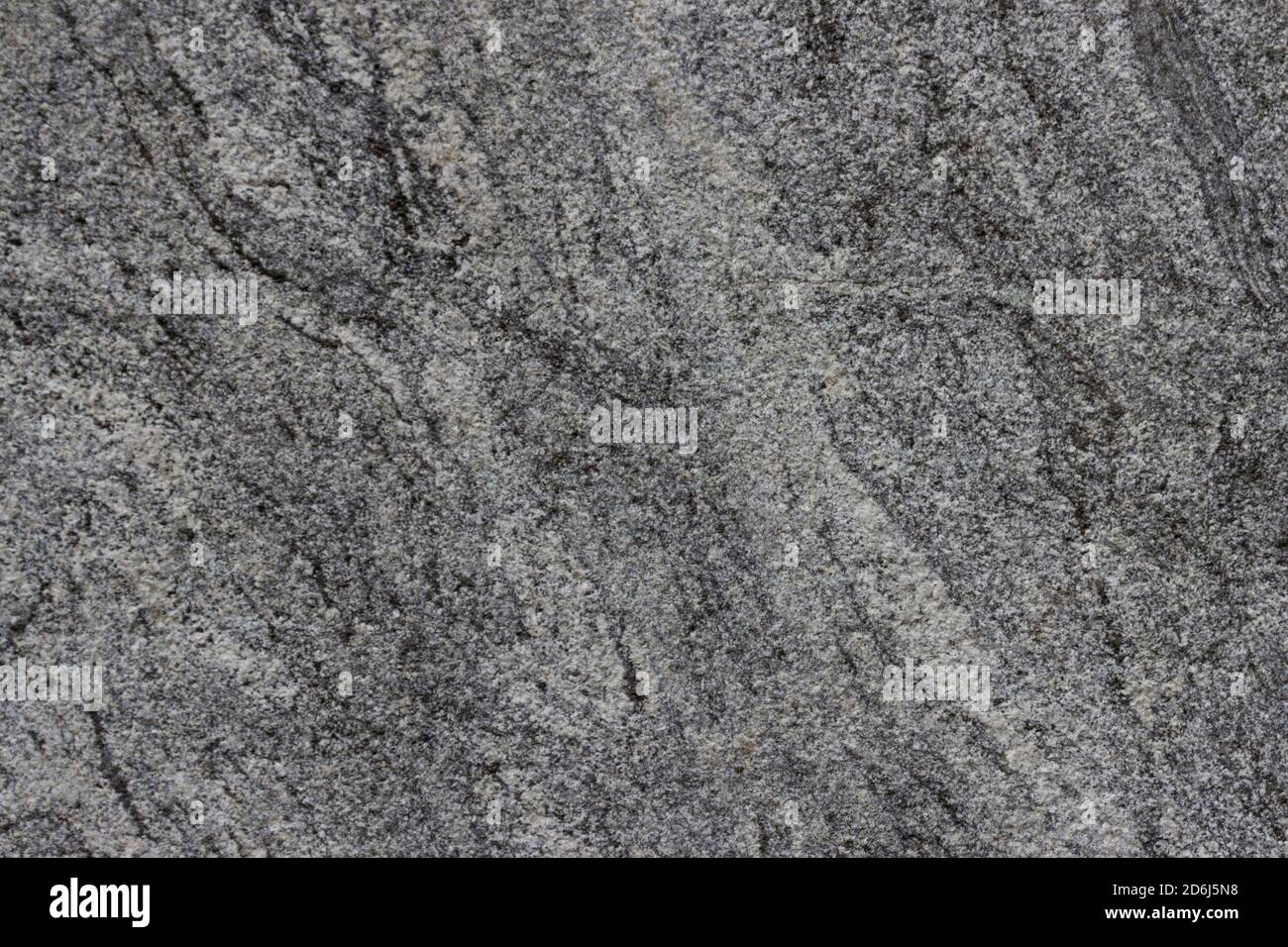 Die Textur einer Natursteinplatte aus poliertem Granit. Stockfoto