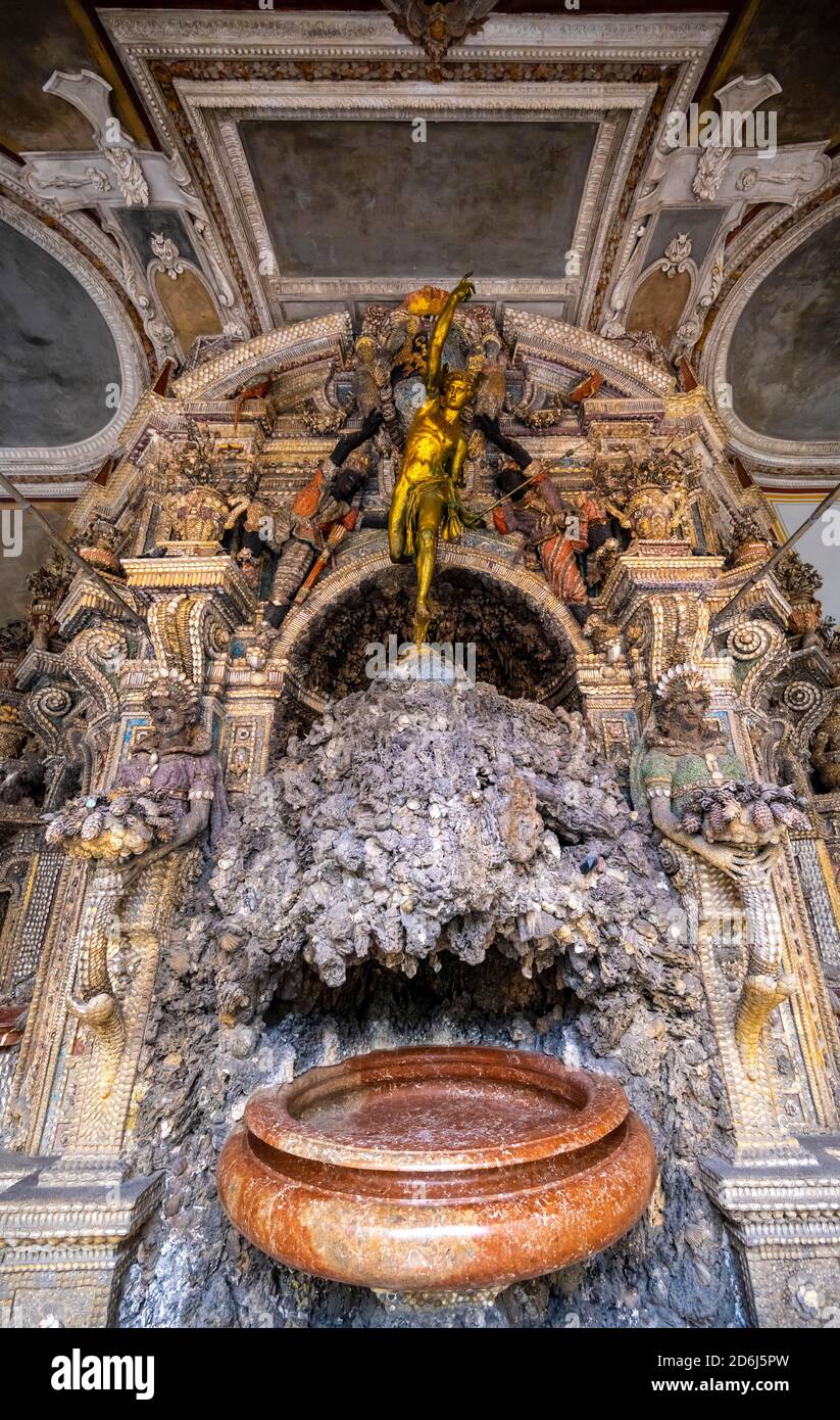 Stalaktitenbrunnen mit Merkurbrunnen-Figur, Grotto-Hof, Münchner Residenz, München, Oberbayern, Bayern, Deutschland Stockfoto