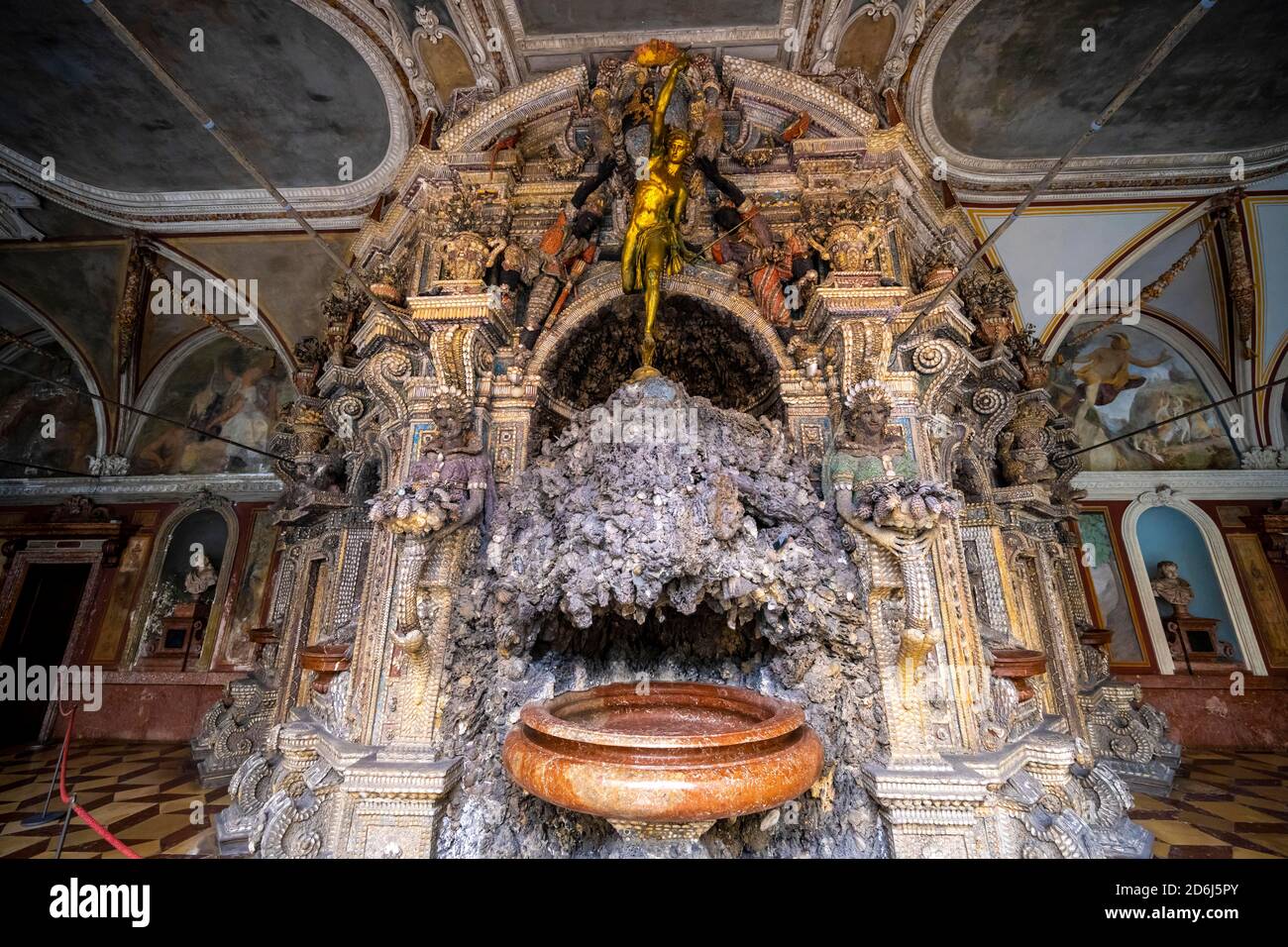 Stalaktitenbrunnen mit Merkurbrunnen-Figur, Grotto-Hof, Münchner Residenz, München, Oberbayern, Bayern, Deutschland Stockfoto