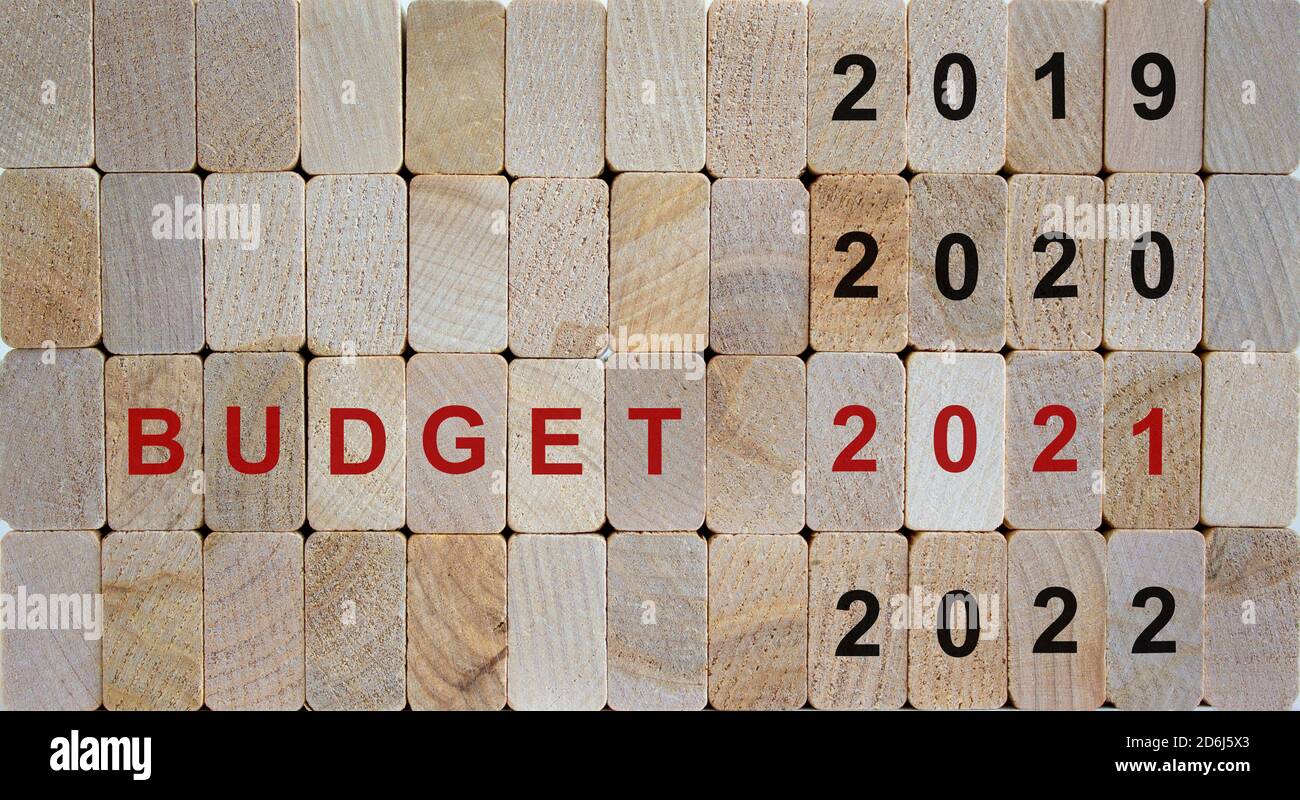 Geschäftskonzept der Planung 2021. Holzwürfel mit der Aufschrift 'BUDGET 2021' und den Nummern 2019, 2020, 2022. Schöner Holzhintergrund, Kopie Spa Stockfoto