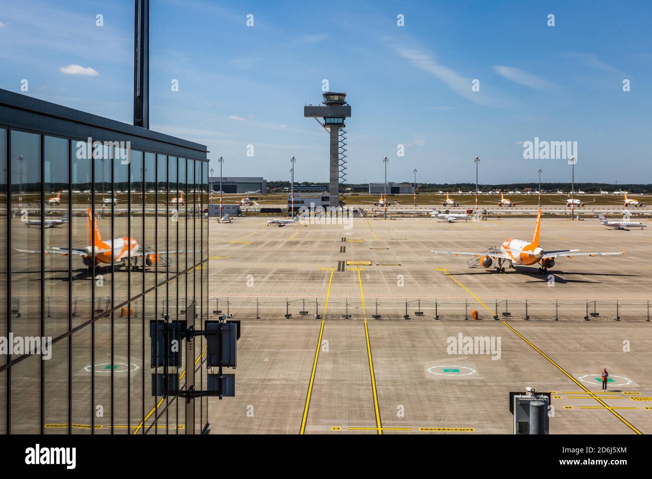 Asphalt mit easyjet-Flugzeugen und dem Turm am neuen Berliner Flughafen BER, Schönefeld, Deutschland Stockfoto