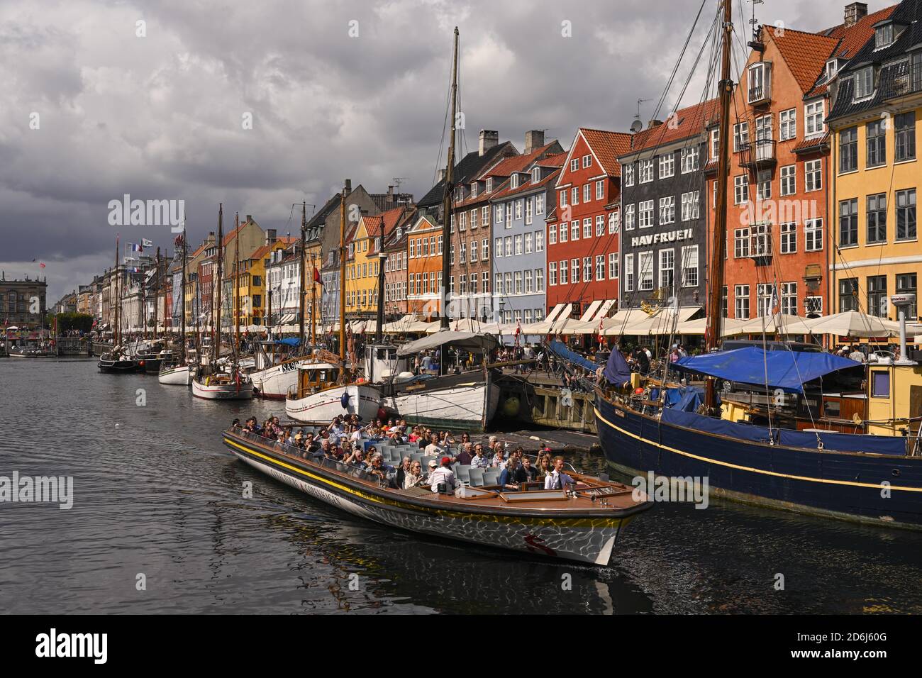 Ausflugsboot am geschäftigen Nyhavn Kanal, Vergnügungsviertel, Kopenhagen, Dänemark Stockfoto
