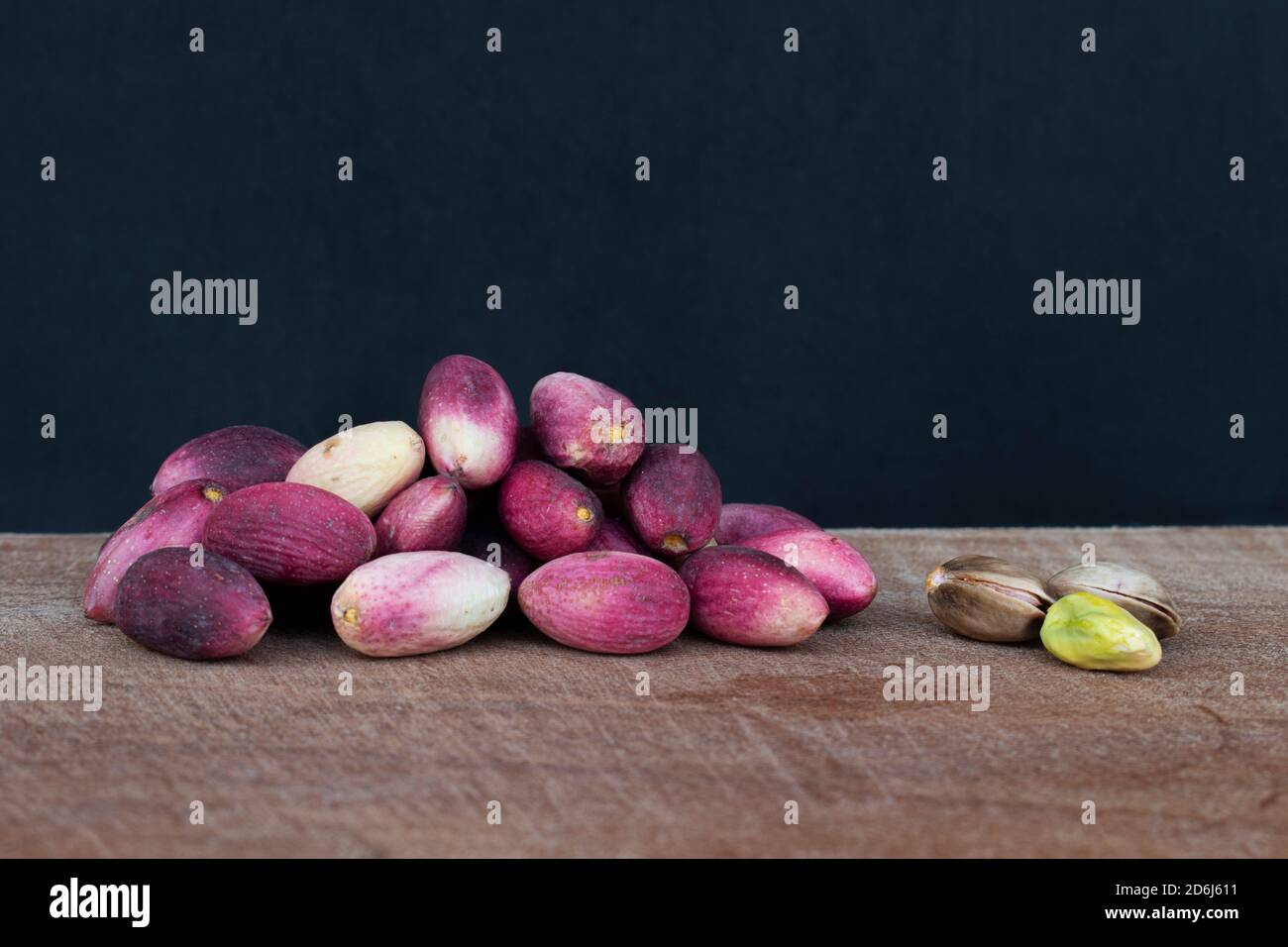 Frische Pistazien auf Holz. In Schale und geschält Stockfotografie - Alamy