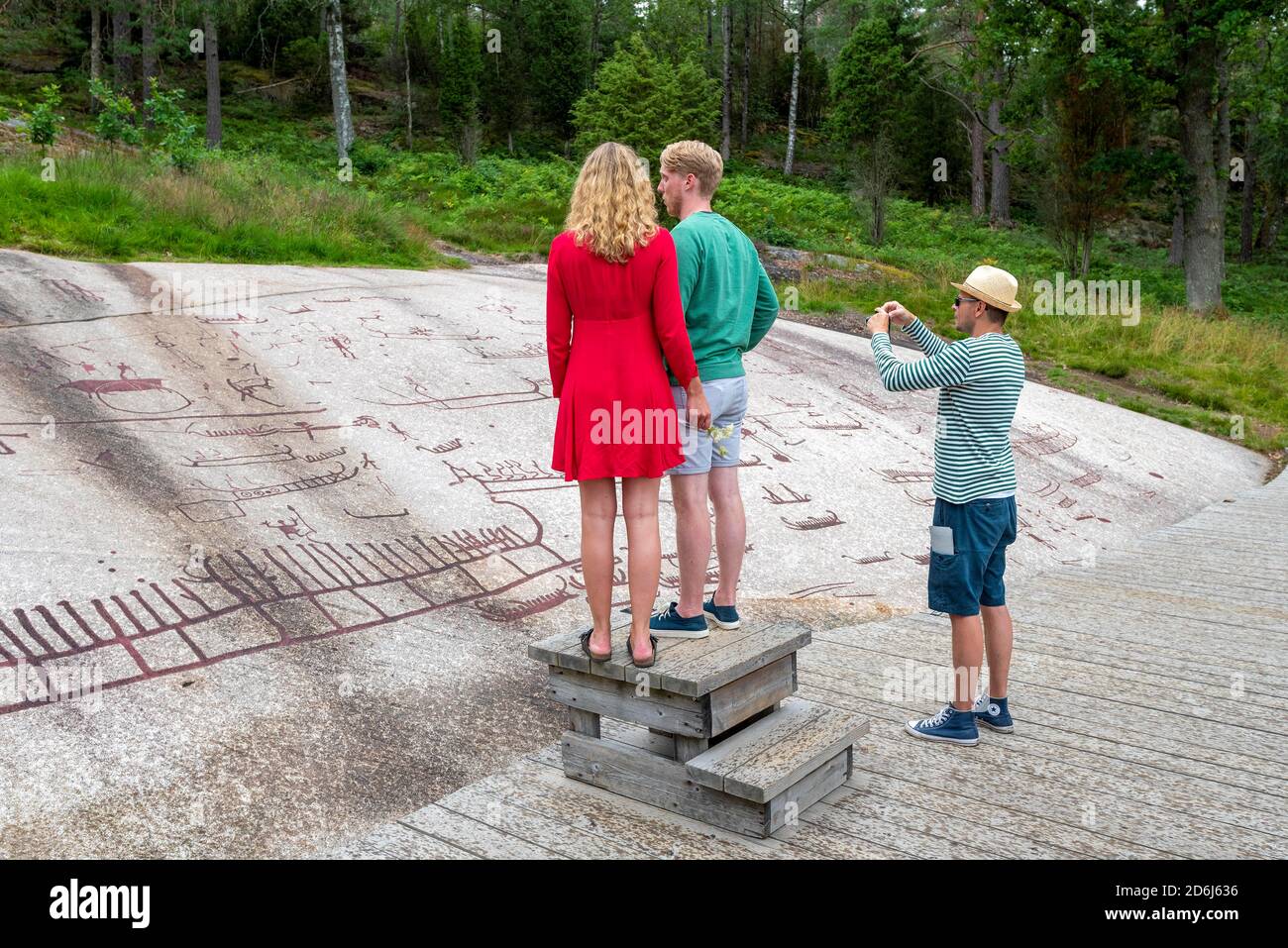 Touristen, Felszeichnungen, Freilichtmuseum Vitlycke, Tanumshede, Vaestra Goetalands laen, Schweden Stockfoto