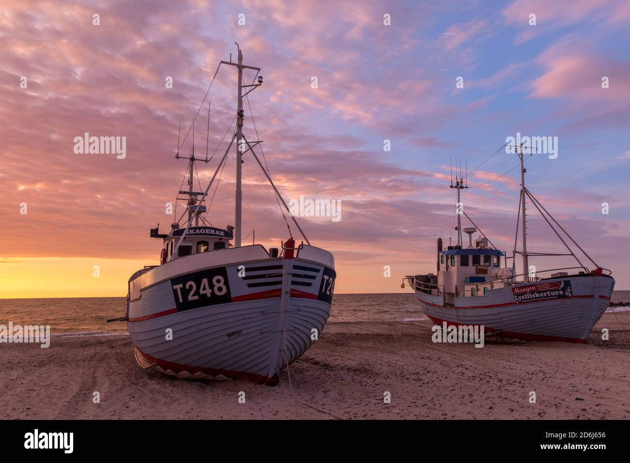 Fischerboote bei Sonnenuntergang im Hafen von Vorupoer, Region Nordjylland, Dänemark Stockfoto