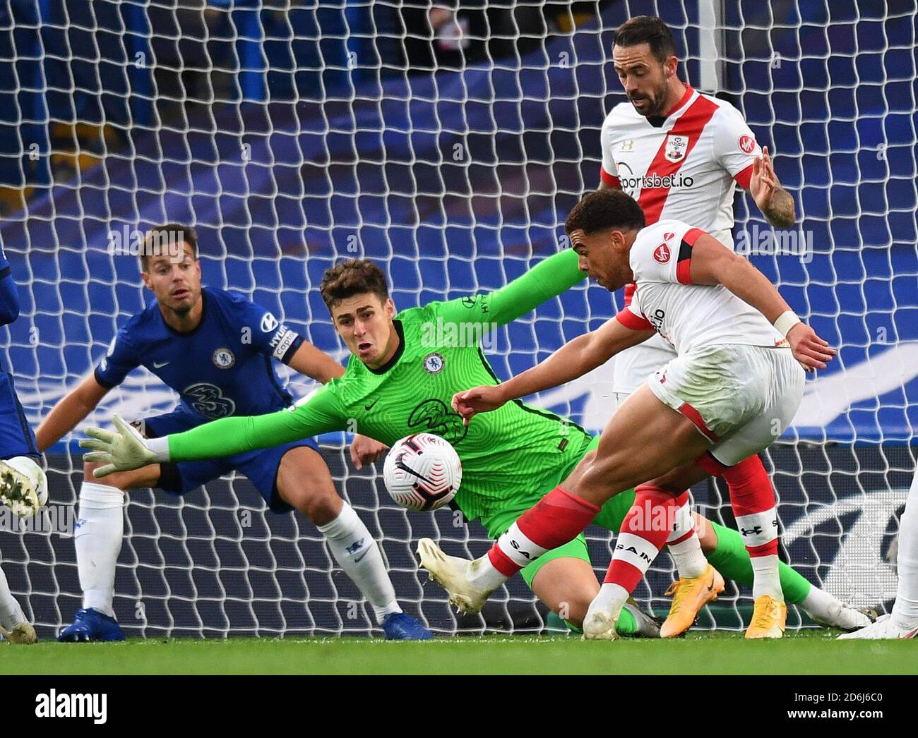 London, England, 17. Oktober 2020 Che Adams punktet für Southampton, um die Punktzahl 2-2 Chelsea gegen Southampton zu machen. Premier League. Kredit : Mark Pain / Alamy Live Nachrichten Stockfoto