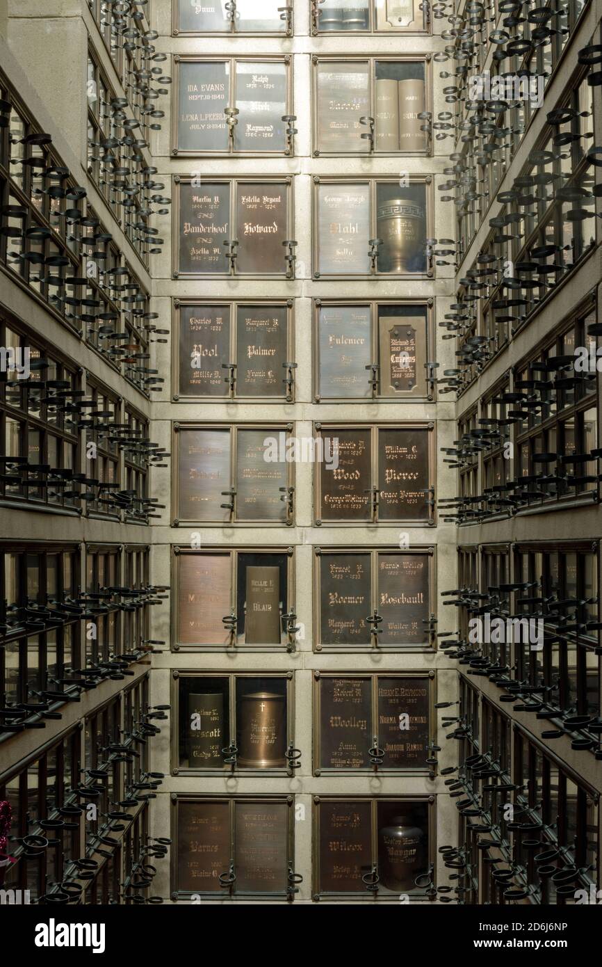 Gang von Nischen von Urnen in Columbarium Stockfoto