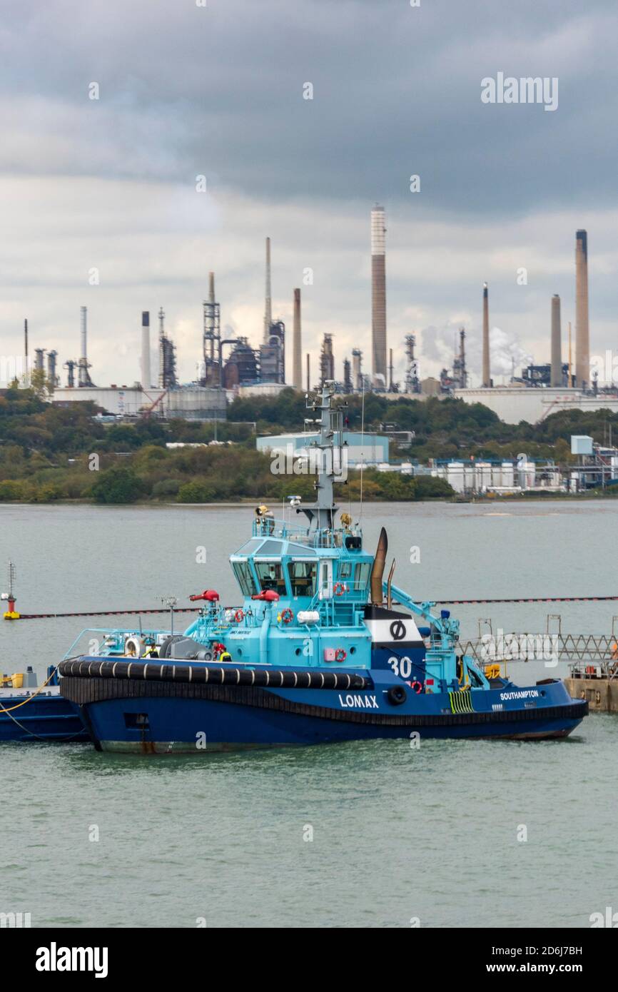 Ostensjo rederi tig lomax, fawley-Ölraffinerie, Schlepper in der southampton-Ölraffinerie, Schiffe und Schiffsbewegungen im fawley esso exxon-Mobilölwerk Stockfoto