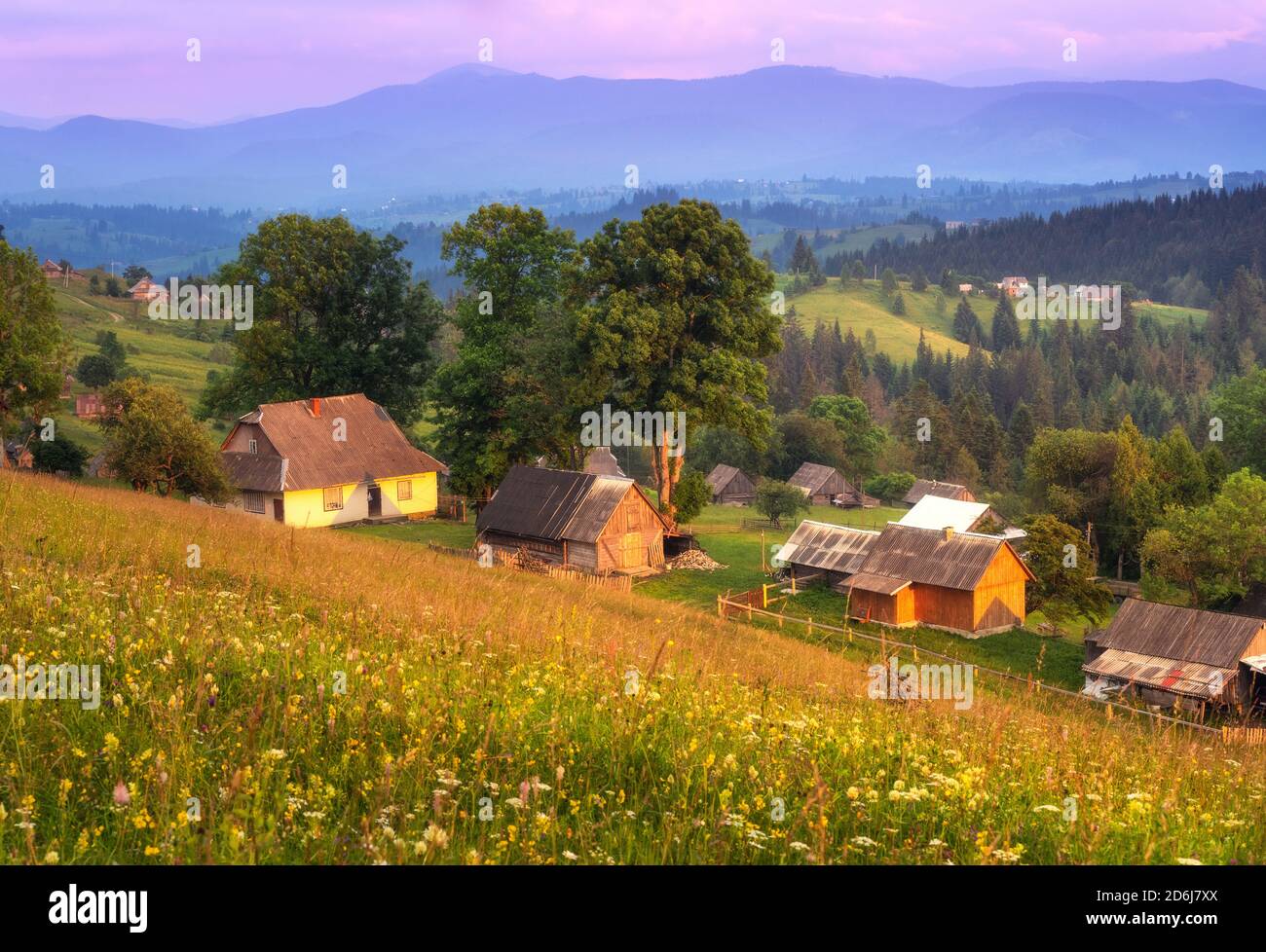 Kleine Häuser in Bergdorf bei Sonnenuntergang im Sommer in Ukraine Stockfoto