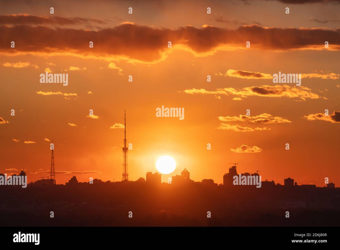 Silhouette einer Stadt Kiew bei schönem Sonnenuntergang. Gebäude Stockfoto