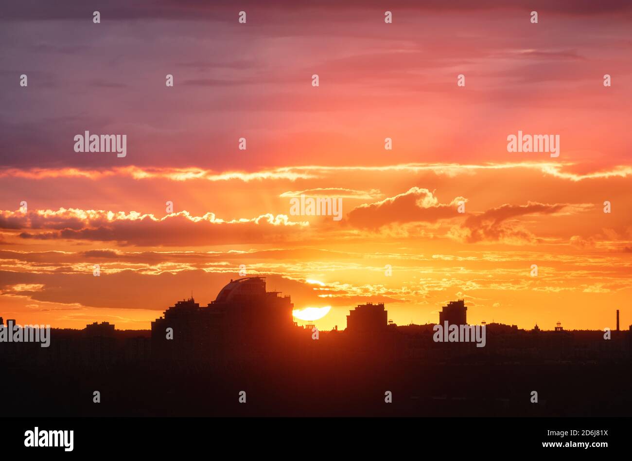 Silhouette einer Stadt Kiew bei schönem Sonnenuntergang. Gebäude Stockfoto