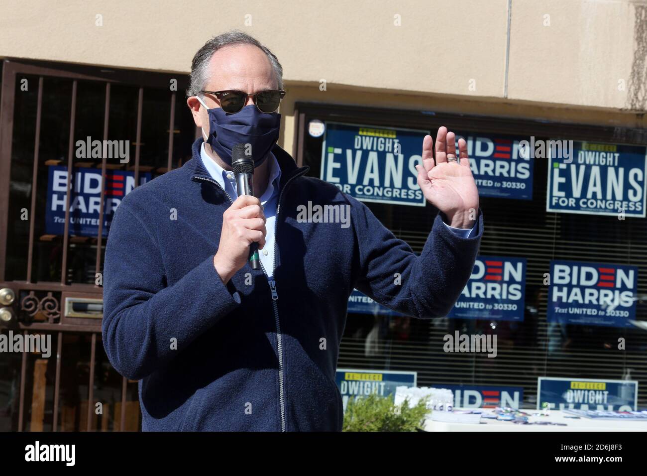 Philadelphia, PA, USA. Oktober 2020. : Doug Emhoff (Kamala Harris Ehemann) im Bild Besuch eines der PA Dems' Voter Activation Centers (VAC) in Philadelphia, um Mitarbeiter und Freiwillige zu treffen, die arbeiten, um sicherzustellen, dass jedes Community-Mitglied einen Plan hat, früh in Philadelphia zu wählen, Pennsylvania, 17. Oktober 2020 Kredit: : Star Shooter/Media Punch/Alamy Live News Stockfoto