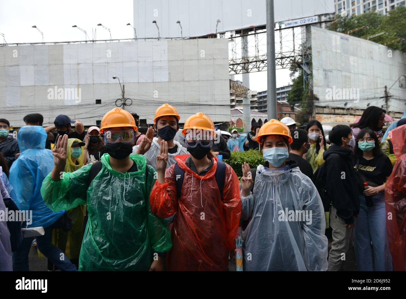 Bangkok, Thailand. Oktober 2020. Demonstranten tragen persönliche Schutzausrüstung, um die Kontrolle der Menschenmenge durch die Polizei zu verhindern. Zum Auflösen der Baugruppe. (Foto von Teera Noisakran/Pacific Press) Quelle: Pacific Press Media Production Corp./Alamy Live News Stockfoto