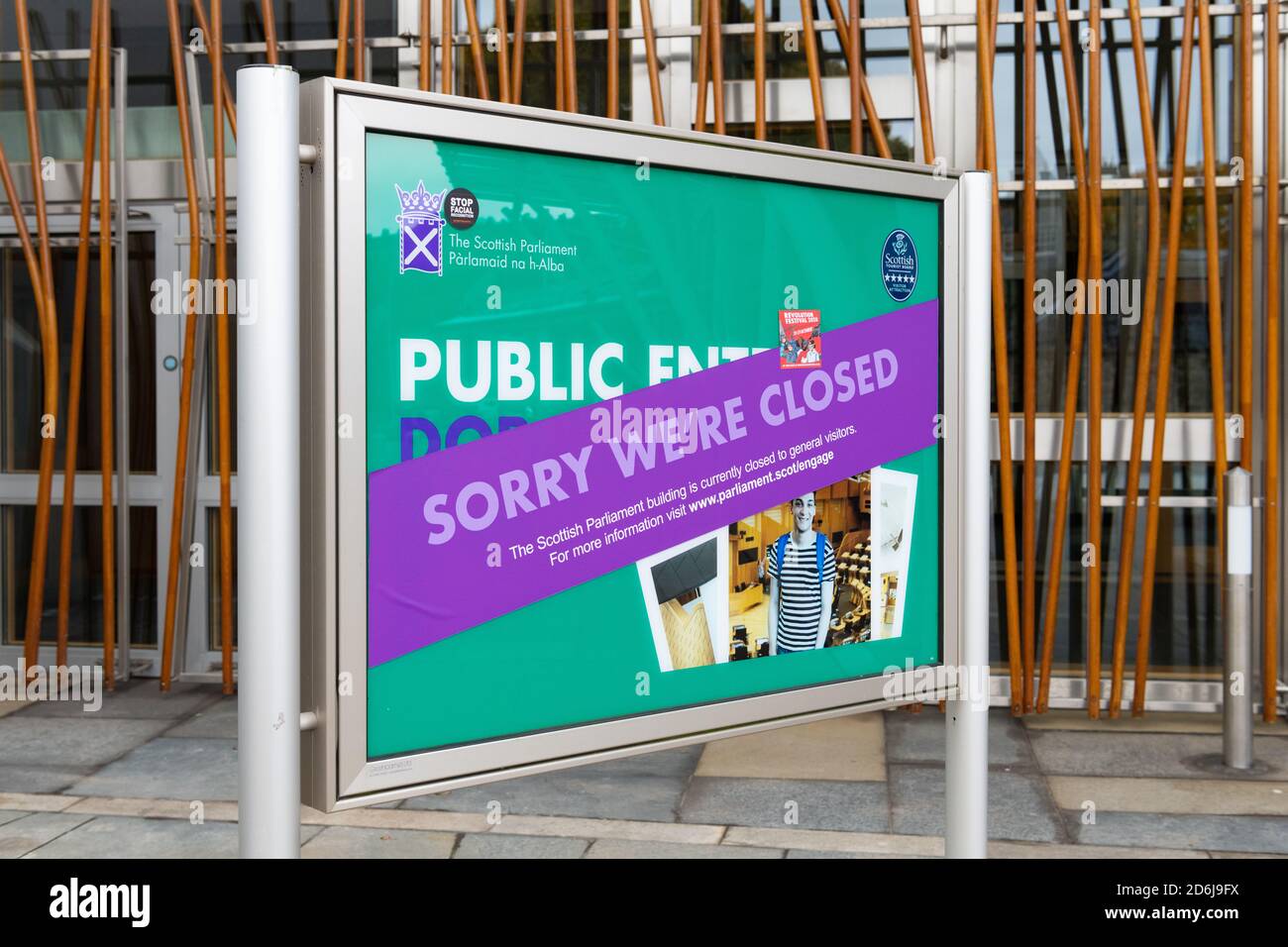 Schottisches Parlament für allgemeine Besucher während Coronavirus Pandemie 2020 Zeichen geschlossen, Edinburgh, Schottland, Großbritannien Stockfoto