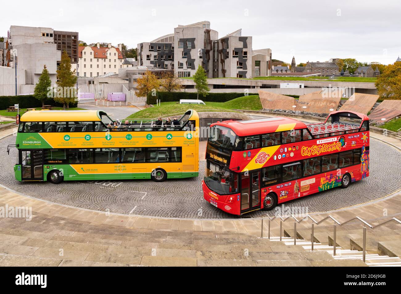 Edinburgh Sightseeing-Busse mit einer kleinen Anzahl von Passagieren tragen Gesichtsmasken außerhalb Dynamic Earth während Coronavirus Pandemie, Edinburgh, Schottland Stockfoto