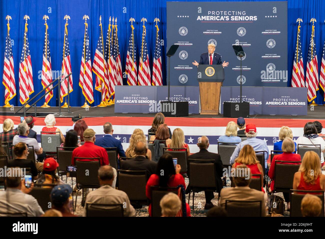 Präsident Donald J. Trump hält Bemerkungen während der Protecting AmericaÕs Seniors Veranstaltung Freitag, 16. Oktober 2020, im Caloosa Sound Convention Center & Amphitheatre in Fort Myers, FLA Personen: Präsident Donald Trump Kredit: Storms Media Group/Alamy Live News Stockfoto