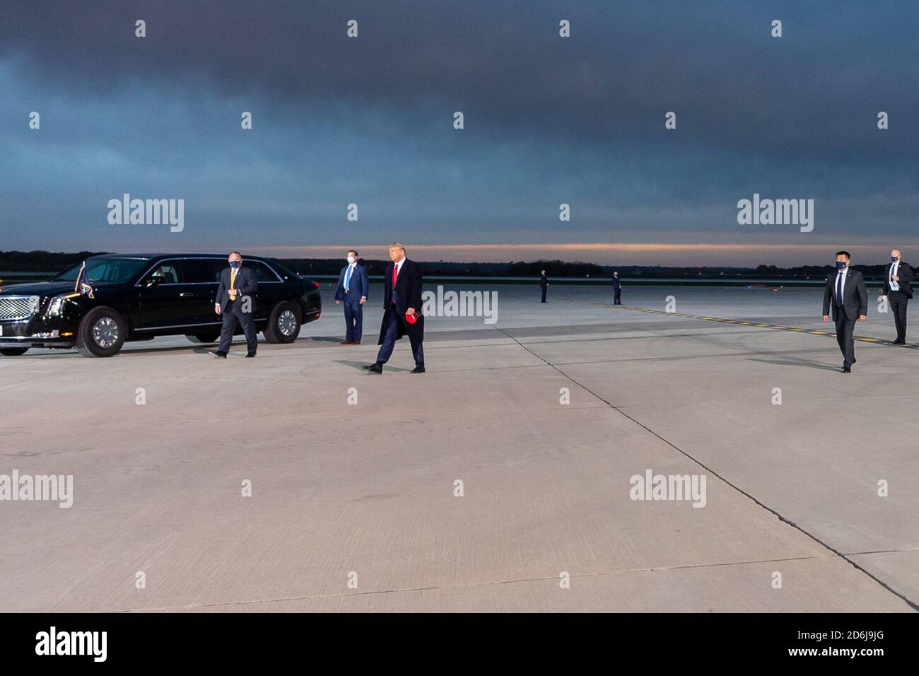 Präsident Donald J. Trump geht über die Asphaltbahn, nachdem er am Mittwoch, den 14. Oktober 2020, in des Moines, Iowa, die Air Force One am internationalen Flughafen des Moines aussteigt. Personen: Präsident Donald Trump Kredit: Storms Media Group/Alamy Live News Stockfoto