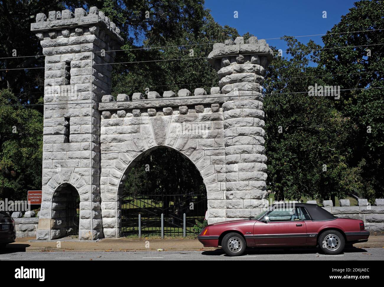 Eingang Torbogen & Denkmal für gefallene Soldaten des Südens auf dem Chattanooga Confederate Cemetery in Chattanooga, TN. Stockfoto