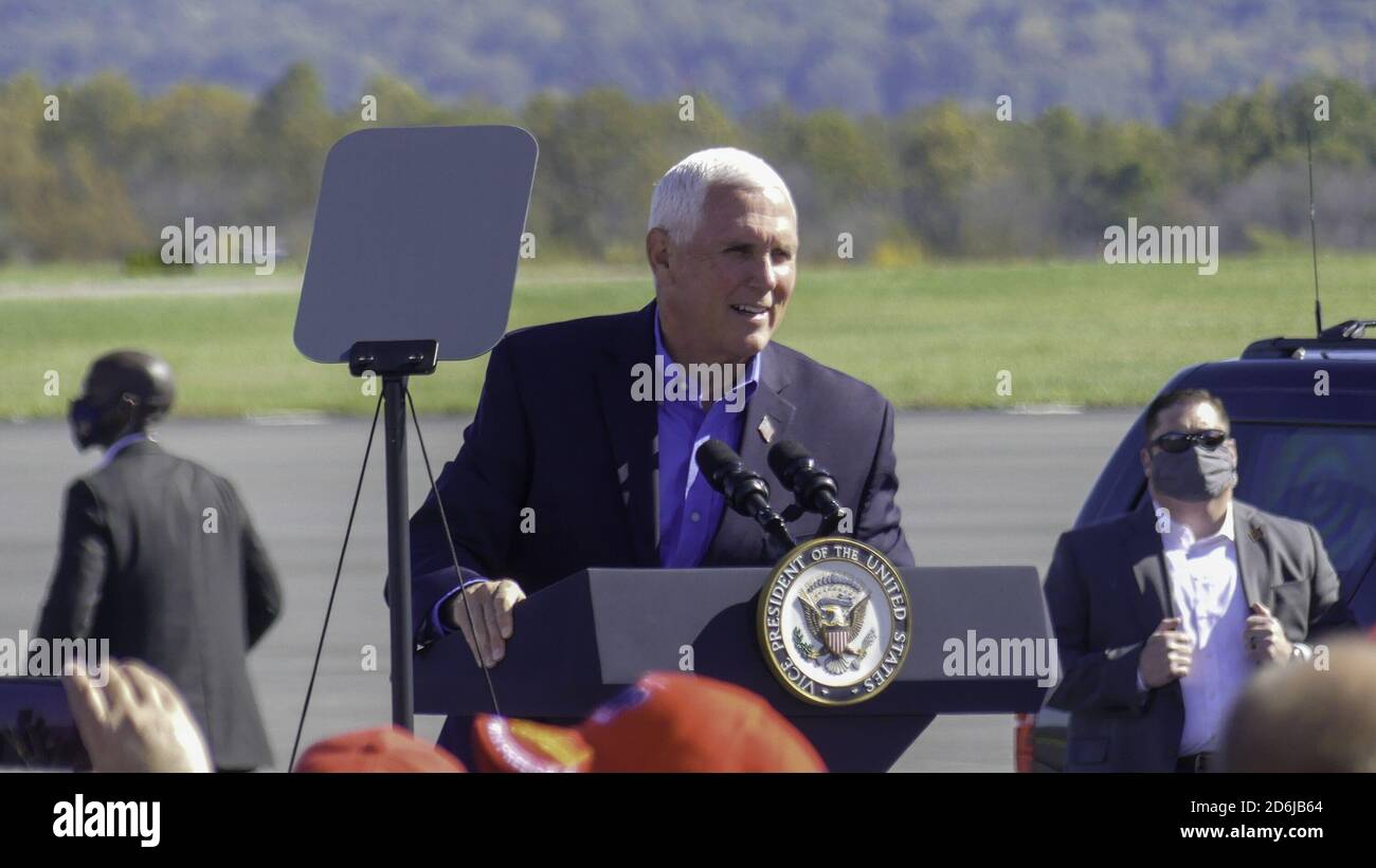 Pennsylvania, USA. Oktober 2020. (NEU) Make America Great Again Rallye mit Vizepräsident Pence in Pennsylvania. 17. Oktober 2020, Reading, Pennsylvania, USA: Der US-Vizepräsident Mike Pence hält eine MAGA; Make America Great Again, Kundgebung in Reading, Pennsylvania in dem Bemühen, mehr Stimmen für Donald Trump für die Präsidentschaftswahl am 3. November zu bekommen.Quelle: Julia Mineeva/Thenews2 Quelle: Julia Mineeva/TheNEWS2/ZUMA Wire/Alamy Live News Stockfoto