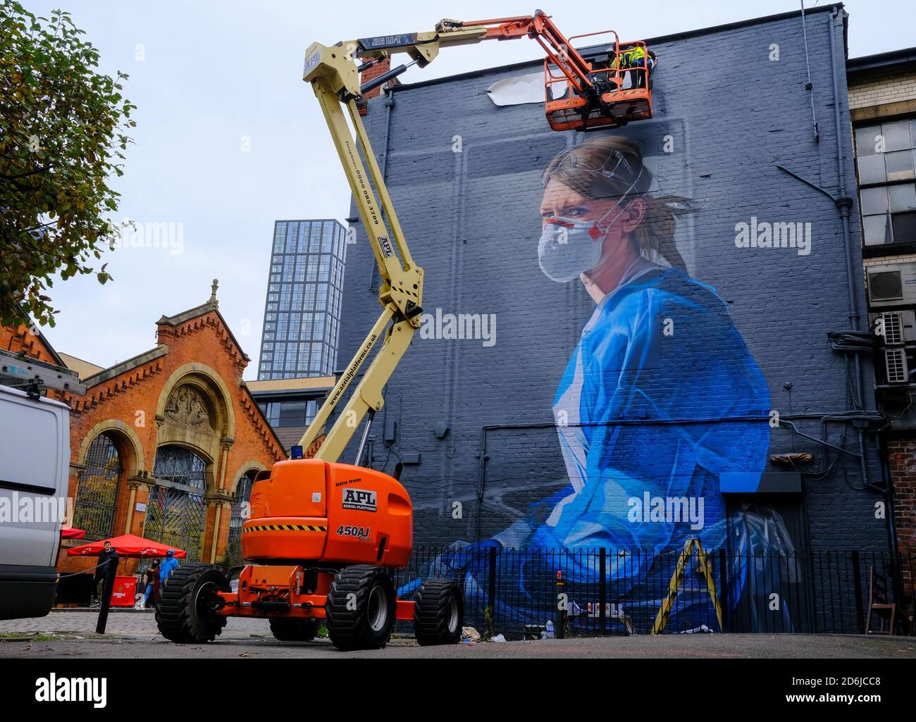 Der Künstler Peter Barber arbeitet an einem Wandgemälde in Manchester, das die Krankenschwester Melanie Senior zeigt. Wandbild nach einer Fotografie von Johannah Churchill. 17. Oktober 2020 Stockfoto