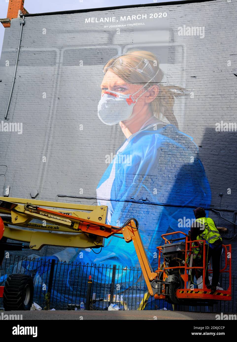 Der Künstler Peter Barber arbeitet an einem Wandgemälde in Manchester, das die Krankenschwester Melanie Senior zeigt. Wandbild nach einer Fotografie von Johannah Churchill. 17. Oktober 2020 Stockfoto