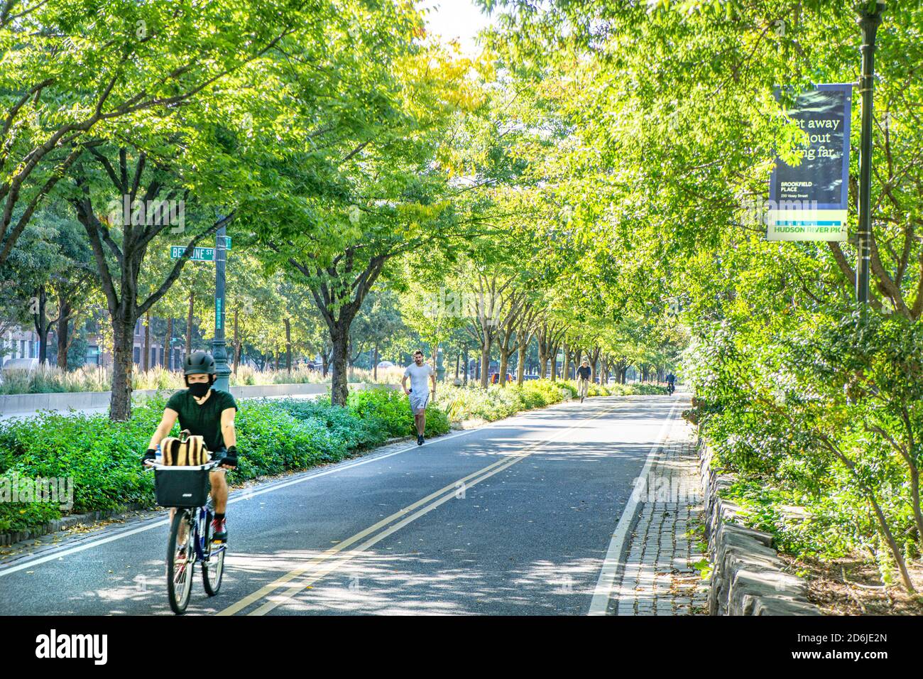 Radfahrer und Jogger auf dem Fahrrad- und Joggingpfad entlang des West Side Highway, New York City, New York, USA Stockfoto