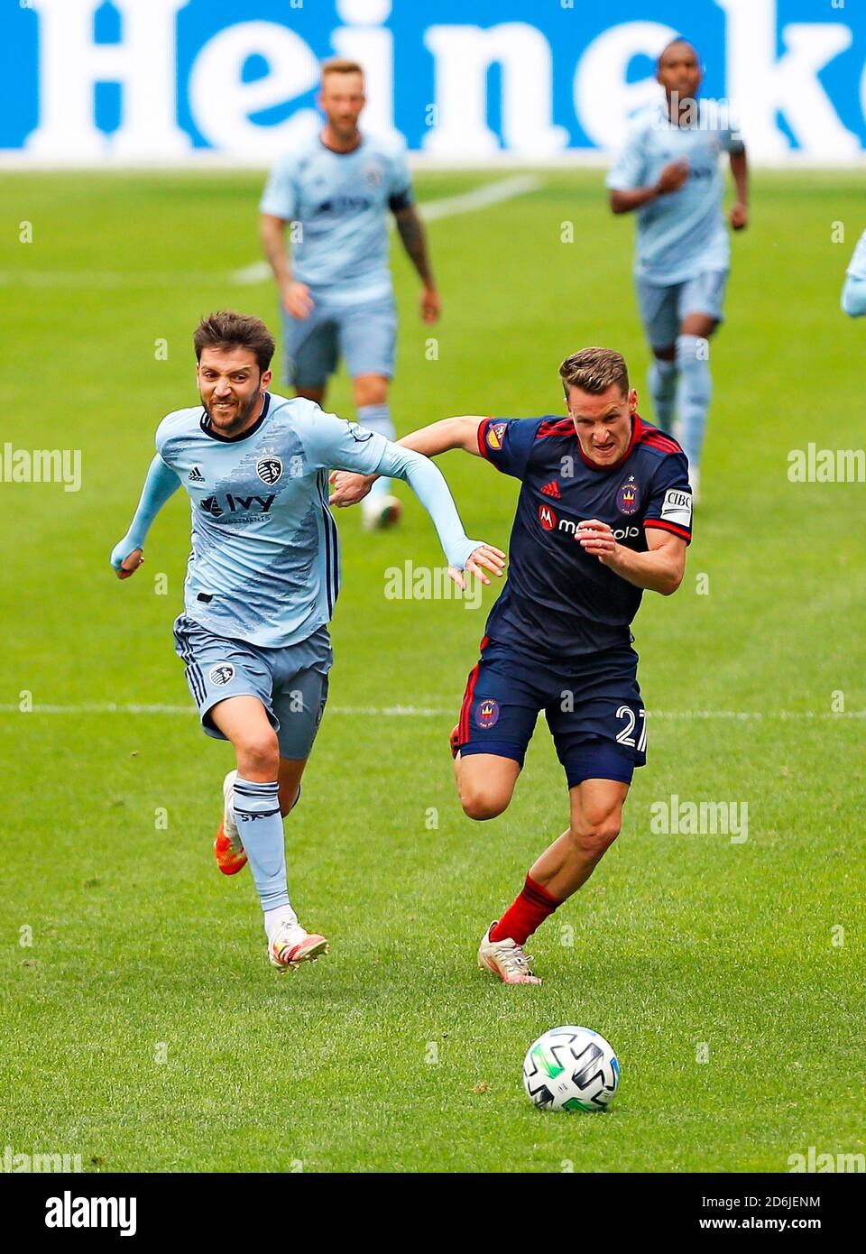 Chicago, USA, 17. Oktober 2020. Major League Soccer (MLS) Sporting Kansas City Mittelfeldspieler Ilie Sanchez (6) kämpft um den Ball gegen den Chicago Fire FC-Stürmer Fabian Herbers (21) im Soldier Field in Chicago, IL, USA. Das Spiel endete in einem 2-2 Unentschieden. Kredit: Tony Gadomski / Alle Sport Imaging / Alamy Live Nachrichten Stockfoto