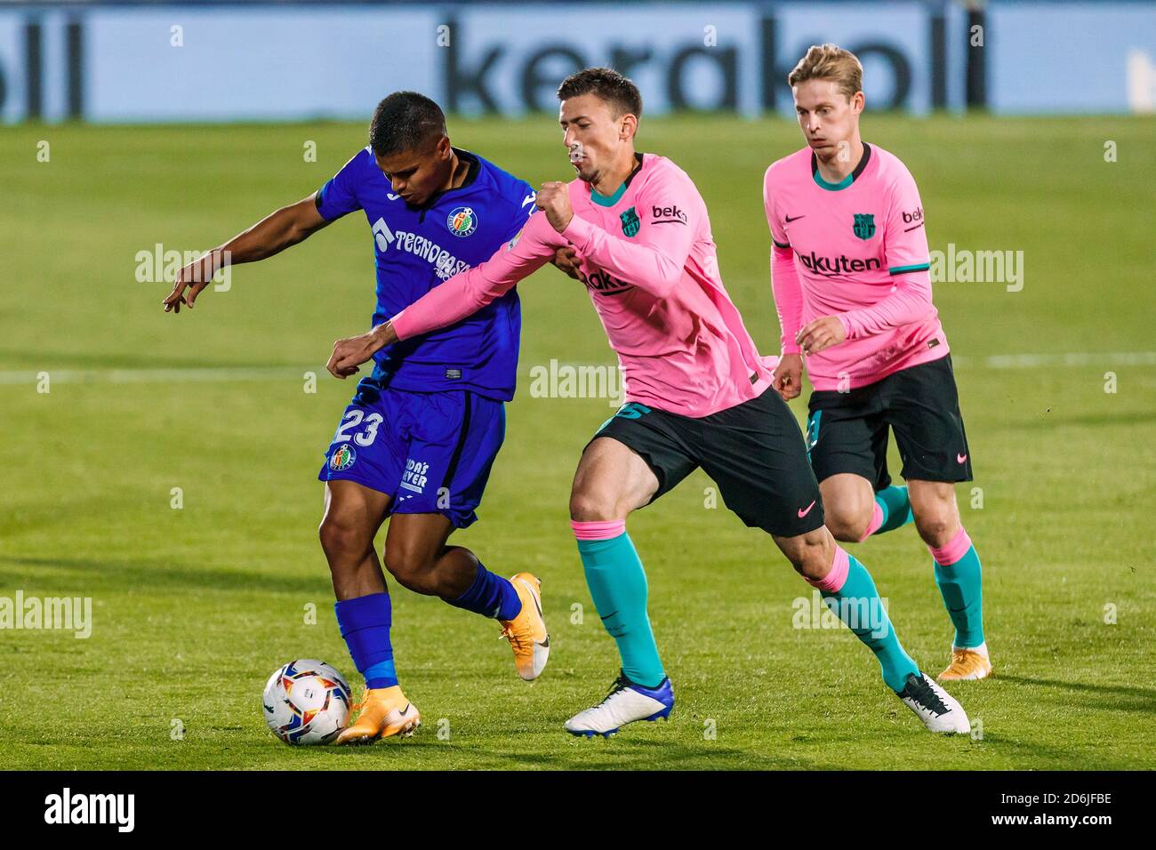 Madrid, Spanien. Oktober 2020. Cucho Hernandez von Getafe CF in Aktion mit Clement Lenglet vom FC Barcelona während des Liga-Spiels zwischen Getafe CF und FC Barcelona im Coliseo Alfonso Perez am Oktober 17 2020 Credit: DAX Images/Alamy Live News Stockfoto