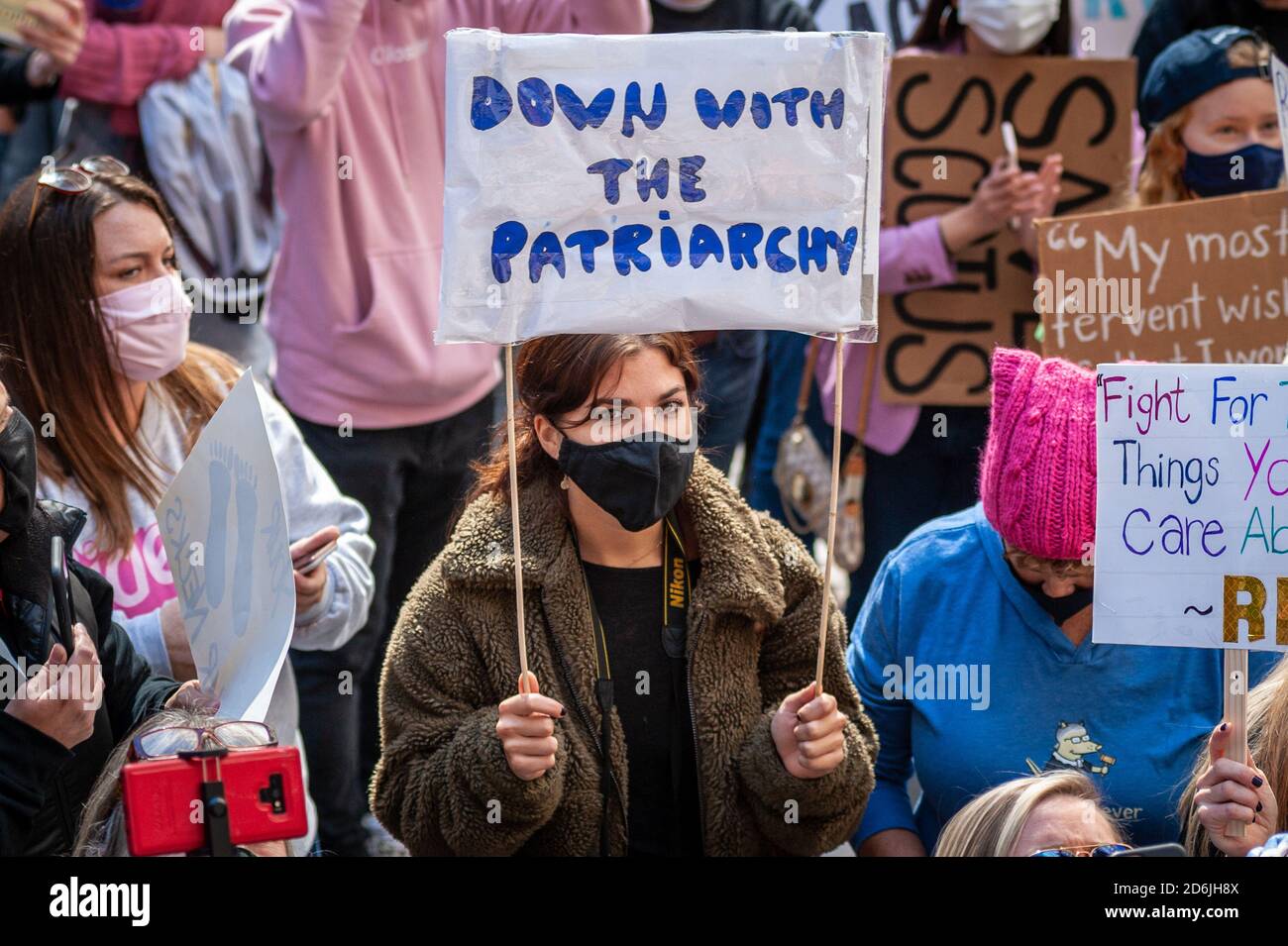 Ein paar hundert Demonstranten protestieren gegen die Ernennung von Richterin Amy Coney Barrett am 17. Oktober 2020 an der Wall Street in New York City. (Foto von Gabriele Holtermann/Sipa USA) Quelle: SIPA USA/Alamy Live News Stockfoto