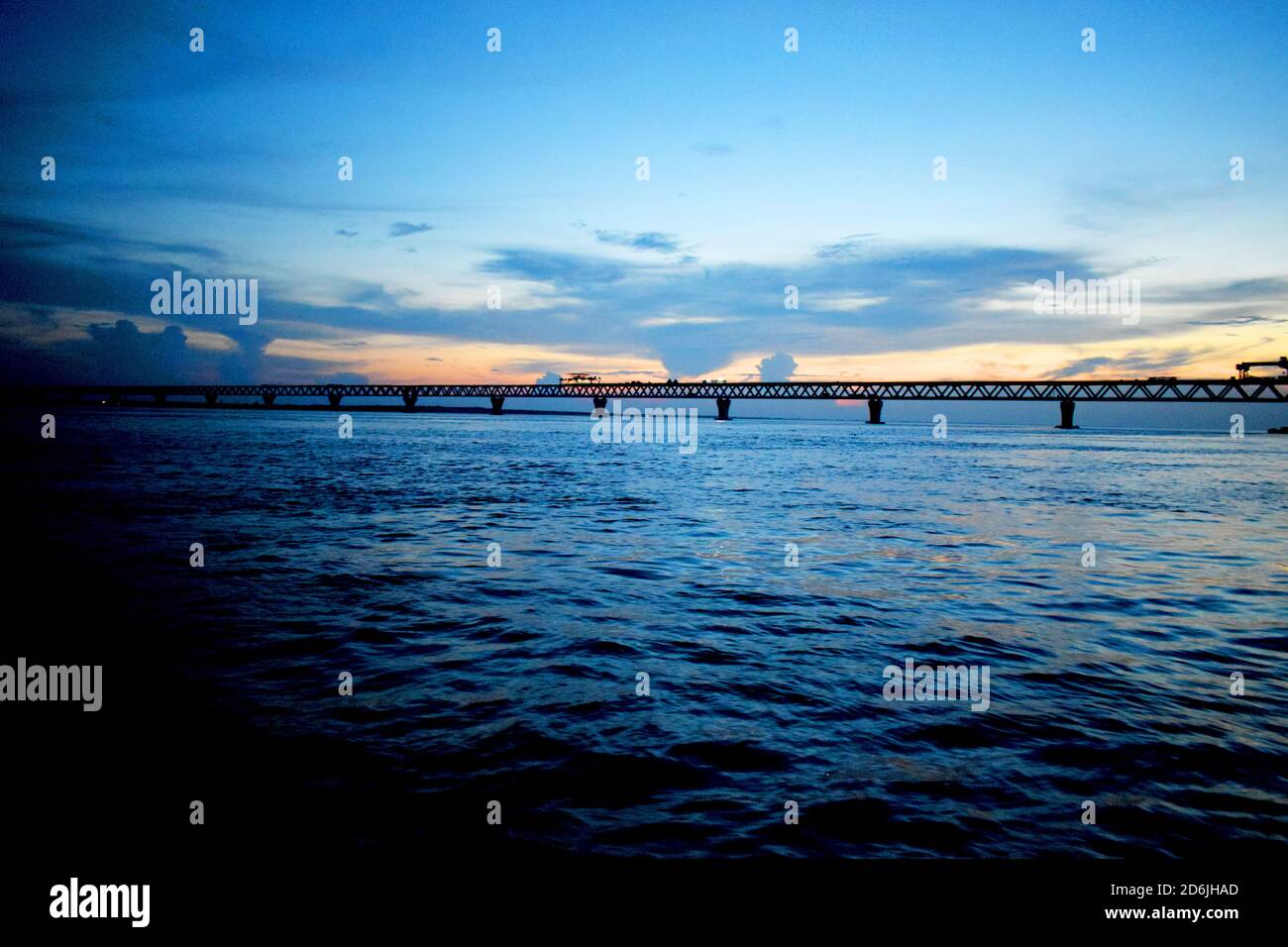 Schöner Abend in Padma Brücke im Bau Bereich, das Foto wurde von Padma Brücke, Padma Fluss, MAOA am 18. Oktober 2020 aufgenommen. Stockfoto