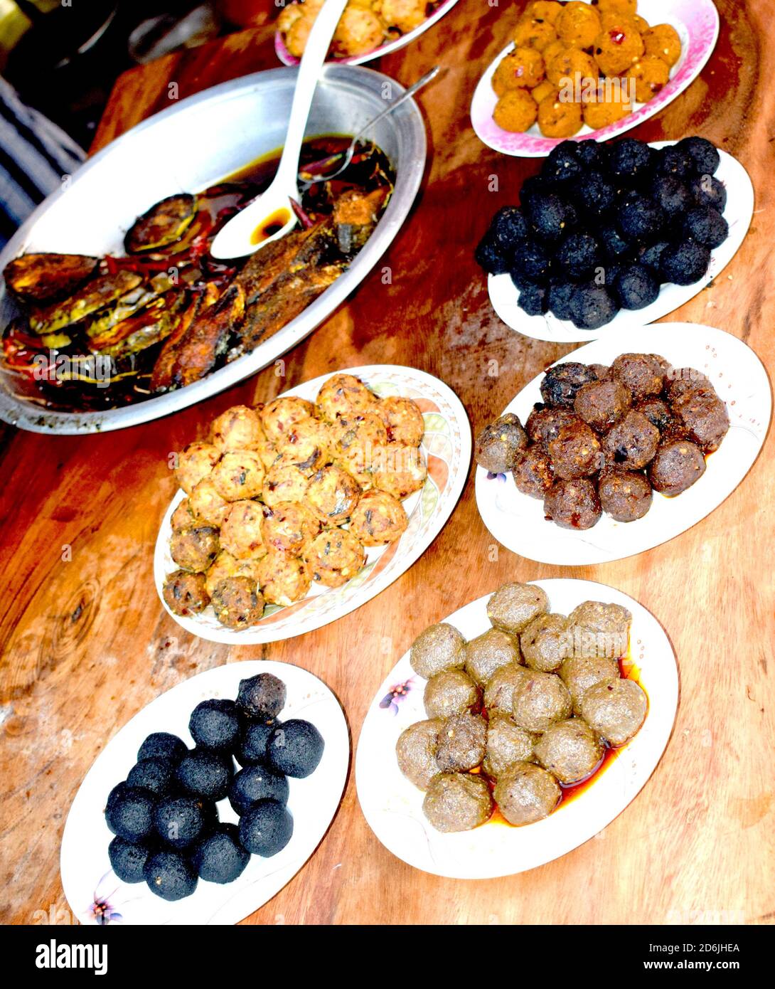 Traditionelles, farbenfrohes und köstliches Essen im Restaurant Road Side Stockfoto