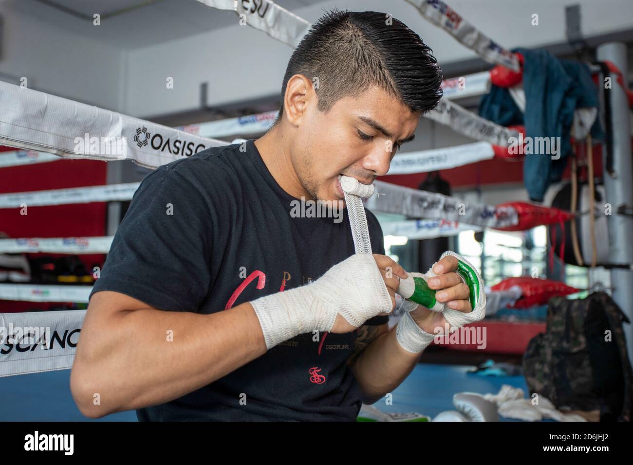 CANCUN, MEXIKO - OKTOBER 16: Boxer Joselito Velazquez nimmt Gesundheitsmaßnahmen während des Trainens in der Turnhalle, um sich auf seinen nächsten Kampf aus der Kategorie Fliegengewicht vorzubereiten, trainiert er während 4 Stunden täglich, in seinem Rekord hält 13 Kämpfe gewonnen, 9 wurden für Knockouts und Null Verluste am 16. Oktober 2020 in Cancun, Mexico13 Ganadas 9 gewesen. Bild: Rodolfo Flores/Eyepix Group/The Photo Access Stockfoto