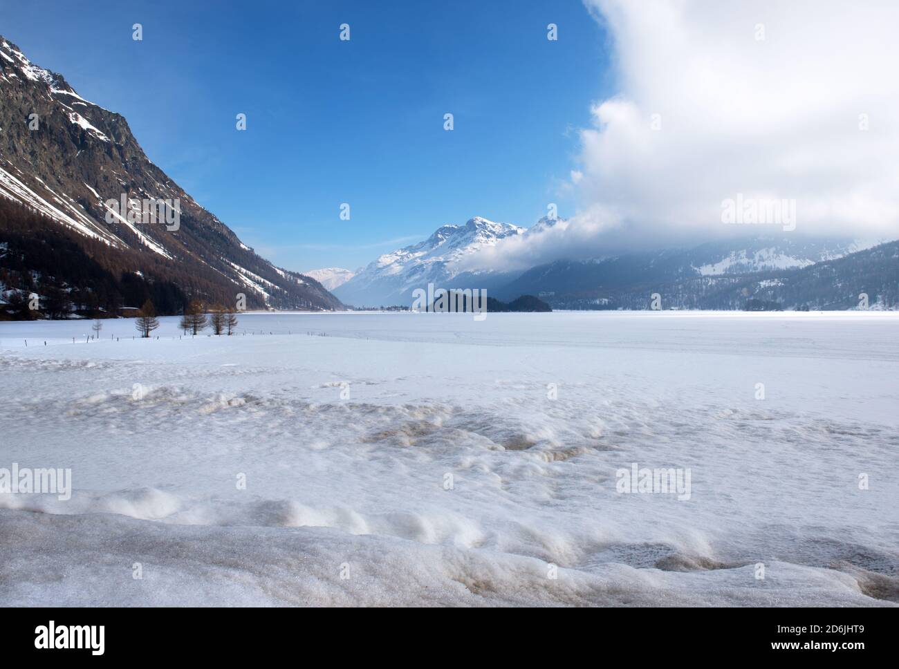 Ein gefrorener Silsersee im Engadin, in der Schweiz Stockfoto