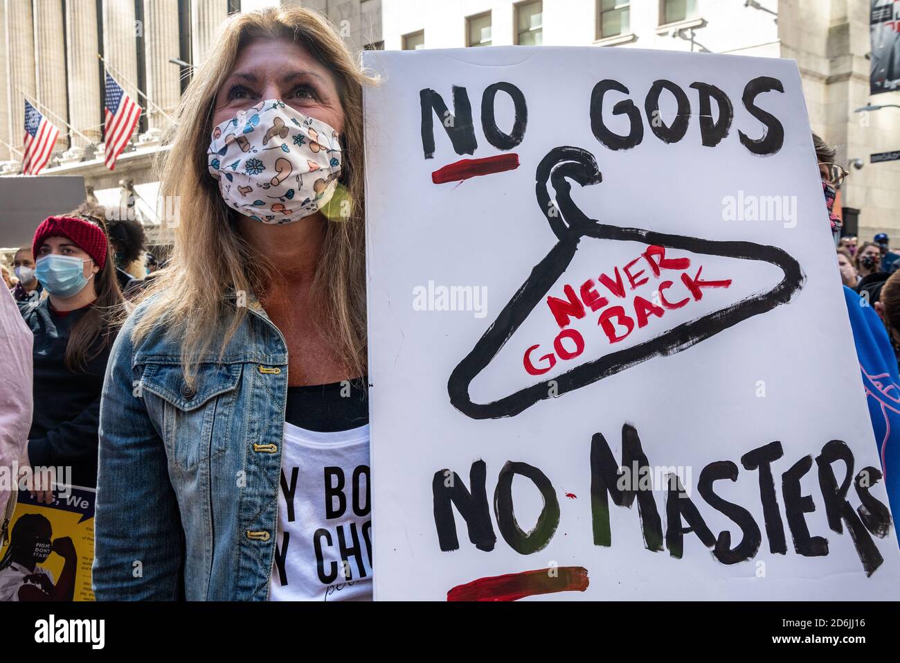 Ein paar hundert Demonstranten protestieren gegen die Ernennung von Richterin Amy Coney Barrett am 17. Oktober 2020 an der Wall Street in New York City. (Foto von Gabriele Holtermann/Sipa USA) Quelle: SIPA USA/Alamy Live News Stockfoto