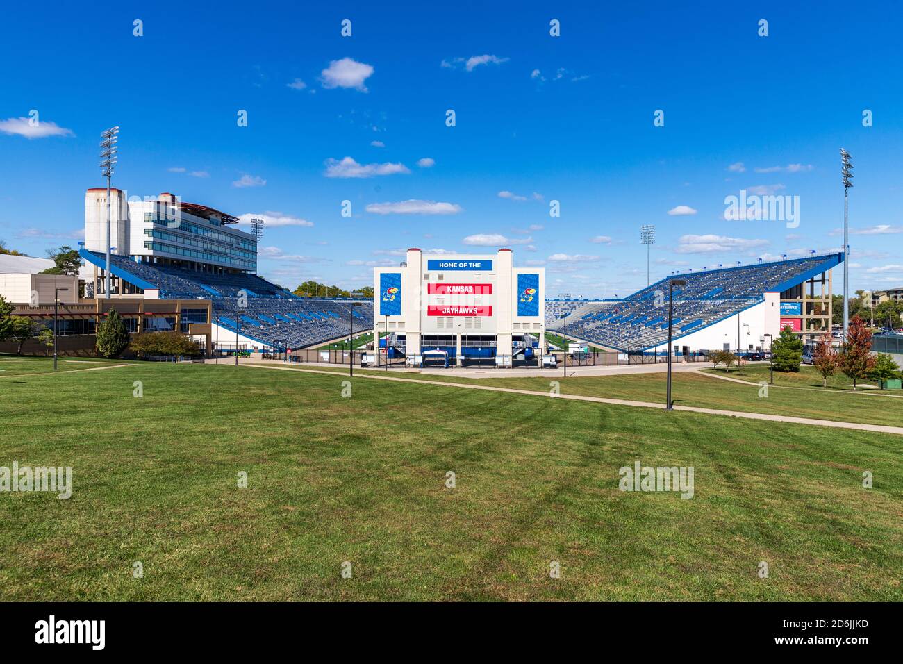 Lawrence, Kansas, USA - 1. Oktober 2020: David Booth das Kansas Memorial Stadium befindet sich auf dem Campus der University of Kansas Stockfoto