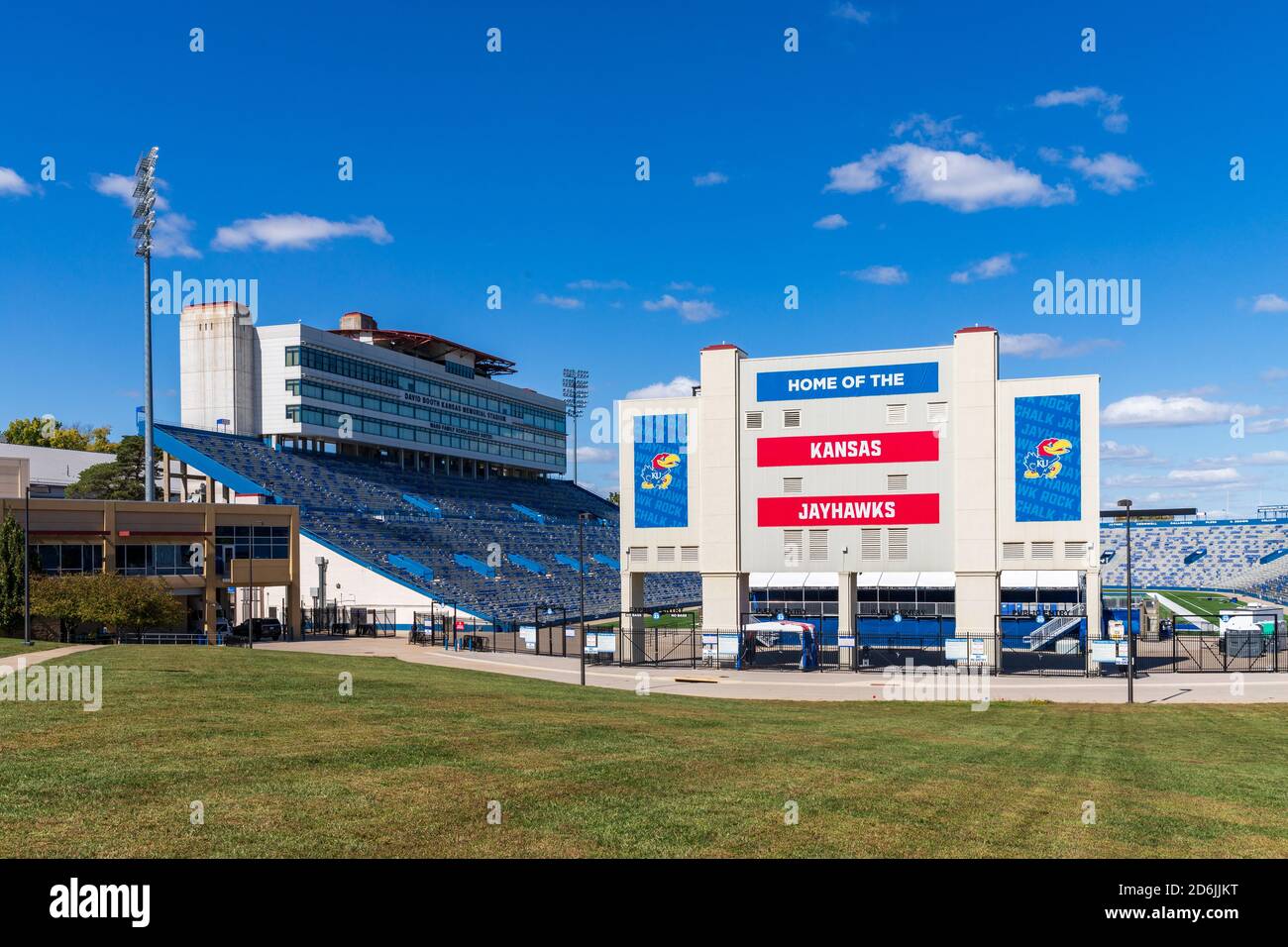 Lawrence, Kansas, USA - 1. Oktober 2020: David Booth das Kansas Memorial Stadium befindet sich auf dem Campus der University of Kansas Stockfoto