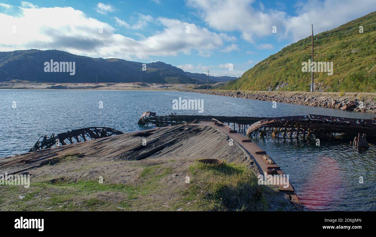 Barentssee und Arktischer Ozean, der nördlichste von Russland. Das Dorf Teriberka und der Friedhof der Schiffe, Landschaften Stockfoto