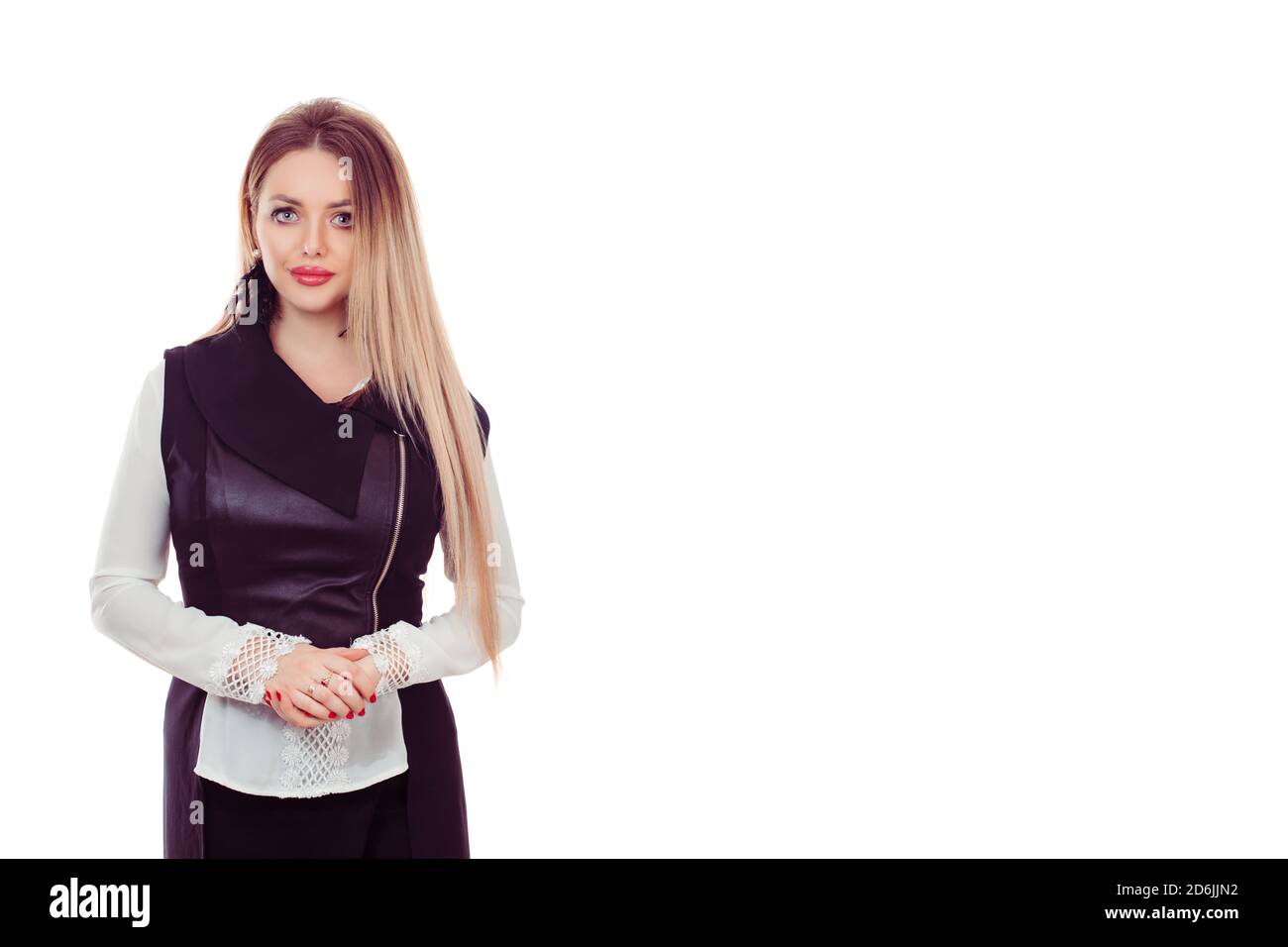 Lächelnde Frau in schwarz formale Bluse posiert vor weißem Hintergrund. studio isoliert, lange Haare in Pferdeschwanz. Multikulturelle ethnische gemischte Rasse hispanisch Stockfoto