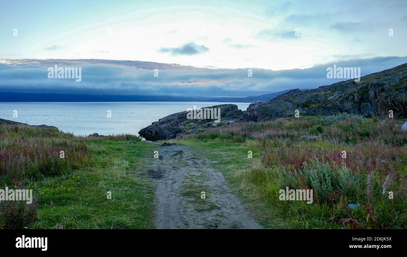 Barentssee und Arktischer Ozean, der nördlichste von Russland. Das Dorf Teriberka und der Friedhof der Schiffe, Landschaften Stockfoto