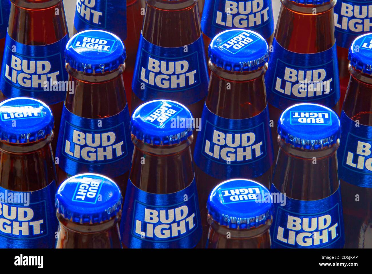 Calgary, Alberta, Kanada. Oktober 16 2020. Mehrere Bud Light Bierflaschen. Stockfoto