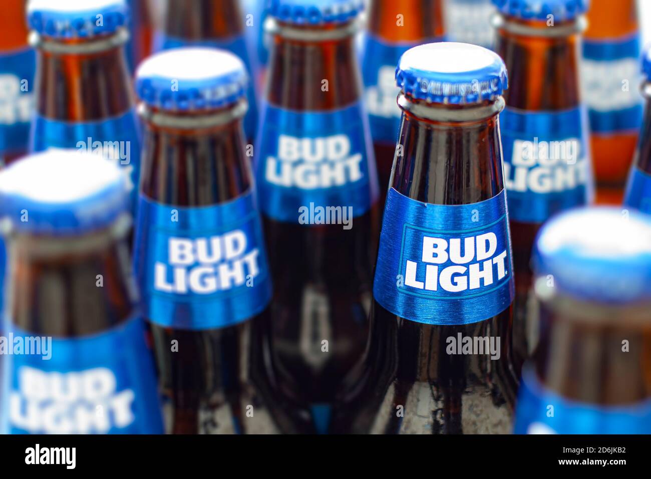 Calgary, Alberta, Kanada. Oktober 16 2020. Selektiver Fokus auf eine Bud Light Bierflasche. Stockfoto